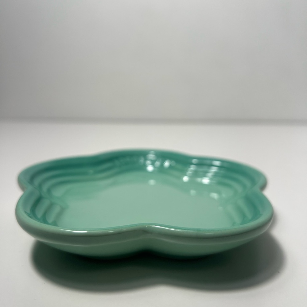 Le Creuset Stoneware Flower Petal Scalloped Trinket Dish Plate Tray - Picture 5 of 11